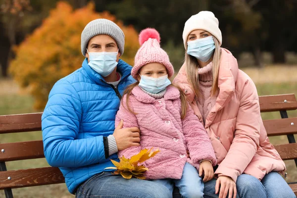 Семья Медицинских Масках Проводит Время Открытом Воздухе Осенний День Защитные — стоковое фото