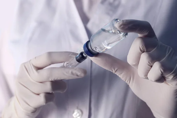 Médico Llenando Jeringa Con Vacuna Del Vial Primer Plano — Foto de Stock