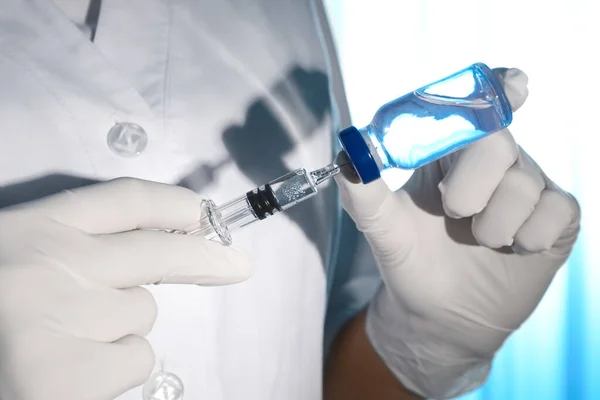 Läkare Fyller Sprutan Med Vaccin Från Injektionsflaskan Ljus Bakgrund Närbild — Stockfoto