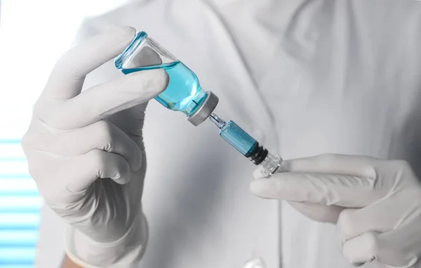 Arzt Füllt Spritze Mit Impfstoff Aus Fläschchen Nahaufnahme — Stockfoto