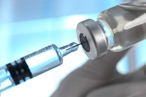 Arzt Füllt Spritze Mit Impfstoff Aus Fläschchen Auf Verschwommenem Hintergrund — Stockfoto