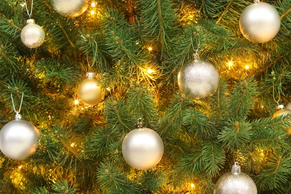 Gloeiende Heldere Feeënlichtjes Mooie Kerstballen Kerstboom — Stockfoto