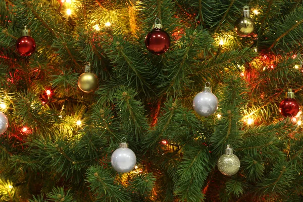 Gloeiende Heldere Feeënlichtjes Mooie Kerstballen Kerstboom — Stockfoto