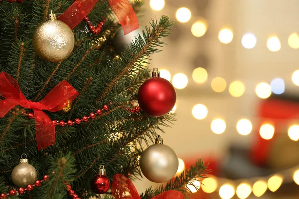 Barevné Vánoční Ozdoby Visící Vánoční Stromeček Proti Rozmazaným Světlům — Stock fotografie