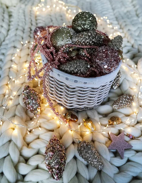 Schöne Christbaumkugeln Und Lichterketten Auf Weißem Strickstoff — Stockfoto