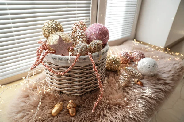 Korb Mit Schönen Christbaumkugeln Und Lichterketten Auf Fensterbank Drinnen — Stockfoto