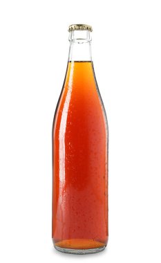 Beyaza izole edilmiş cam şişe lezzetli kvass. Tazeleyici içecek.