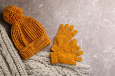 Şık eldivenler, atkı ve şapka açık gri mermer masa, düz yatış