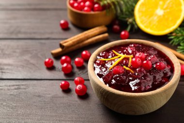 Ahşap masa üzerinde portakal kabuğu ile kızılcık sosu, metin için boşluk