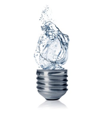 Beyaz arka planda su sıçrayan bir ampul. Alternatif enerji kaynağı