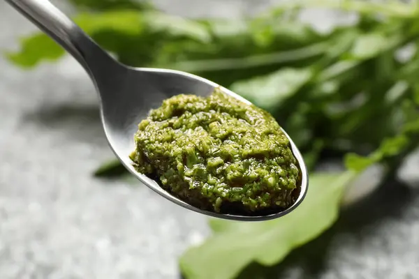 Cuchara Sabroso Pesto Rúcula Sobre Fondo Borroso Primer Plano —  Fotos de Stock