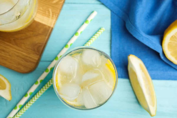 Air Soda Dengan Irisan Lemon Dan Batu Atas Meja Kayu — Stok Foto