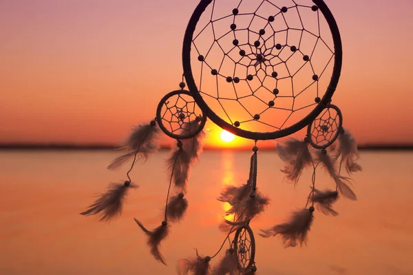 Belo Apanhador Sonhos Artesanal Perto Rio Pôr Sol — Fotografia de Stock