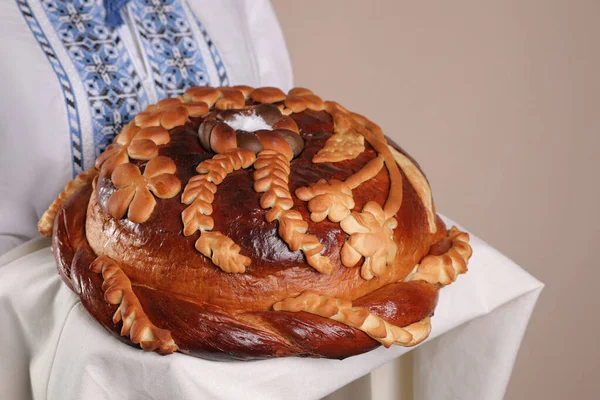 Frau Mit Korovai Auf Grauem Hintergrund Nahaufnahme Ukrainisches Brot Und — Stockfoto