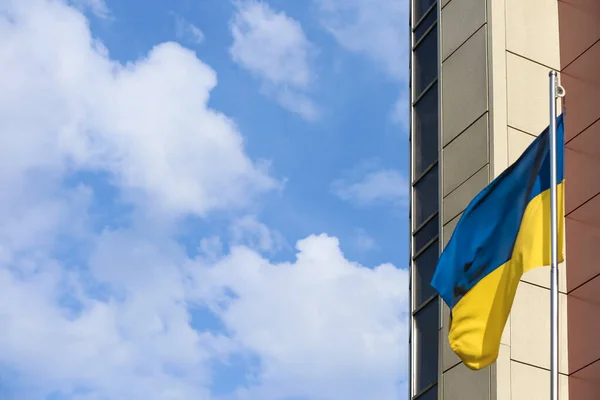 Ukrajinská Vlajka Budování Proti Zatažené Obloze — Stock fotografie