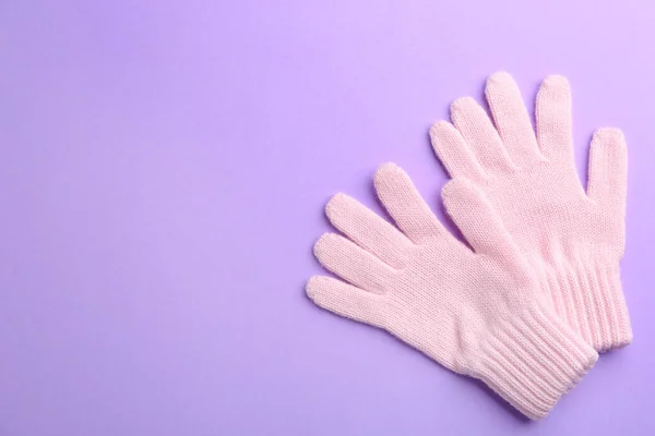 Par Elegantes Guantes Lana Sobre Fondo Violeta Planas Espacio Para —  Fotos de Stock