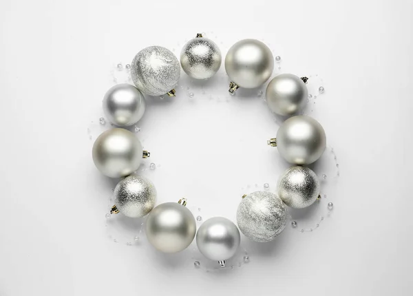 Gyönyörű Ünnepi Koszorú Készült Ezüst Karácsonyi Labdák Fehér Háttér Felülnézet — Stock Fotó