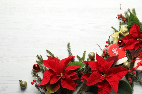 Composizione Posata Piatta Con Poinsettias Fiori Natale Tradizionali Decorazioni Natalizie — Foto Stock