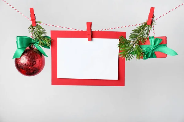 Tarjeta Navideña Blanco Decoración Festiva Cuerda Sobre Fondo Blanco Espacio — Foto de Stock