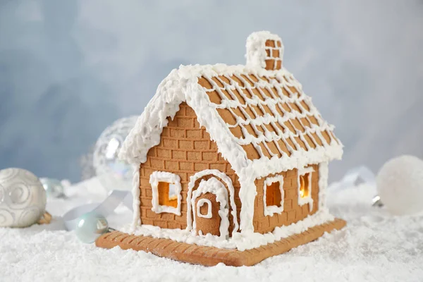 Bella Casa Pan Zenzero Decorato Con Ciliegina Sulla Neve — Foto Stock