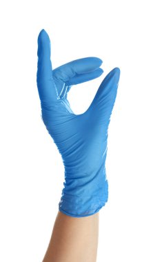 Mavi lateks eldivenli kadın beyaz arka planda bir şey tutuyor.