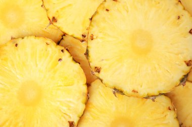 Arka plan olarak lezzetli olgun ananas dilimleri, üst görünüm