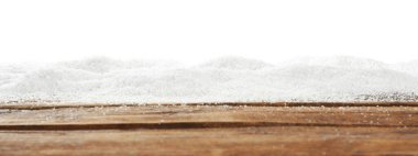Tahta masada beyaz zemine karşı yapay kar. Noel dekoru