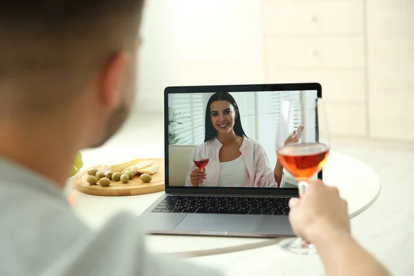 Freunde Trinken Wein Während Sie Hause Über Eine Online Videokonferenz — Stockfoto