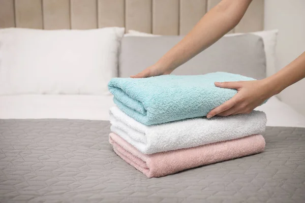 Kobieta Składanie Miękkie Czyste Ręczniki Frotte Łóżku Zbliżenie — Zdjęcie stockowe
