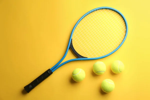 Tennis Racket Ballen Gele Achtergrond Plat Lay Sportuitrusting — Stockfoto