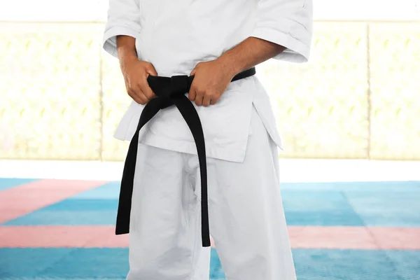Trener Karate Kimono Czarny Pas Siłowni Świeżym Powietrzu Zbliżenie — Zdjęcie stockowe