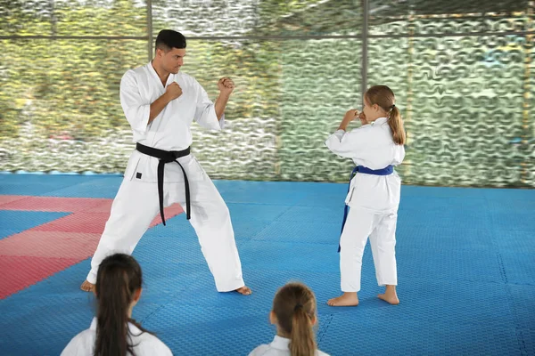 Chica Practicando Karate Con Entrenador Tatami Aire Libre —  Fotos de Stock