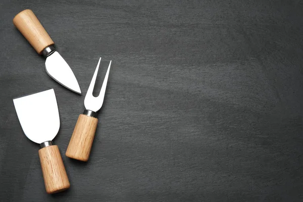 Cuchillos Queso Tenedor Sobre Fondo Negro Plano Espacio Para Texto — Foto de Stock