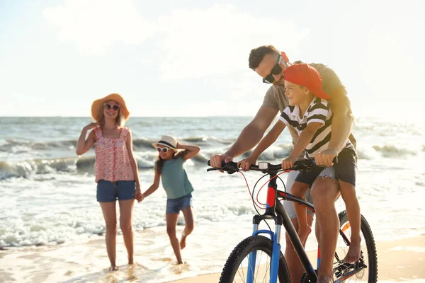 Familia Feliz Con Bicicleta Playa Arena Cerca Del Mar —  Fotos de Stock