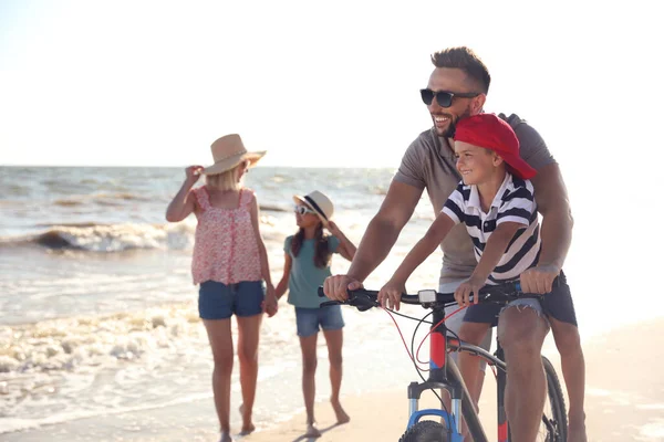 Famille Heureuse Avec Vélo Sur Plage Sable Fin Près Mer — Photo