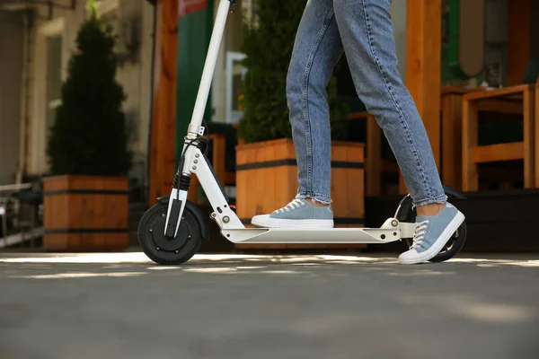 Mulher Montando Scooter Pontapé Elétrico Livre Close — Fotografia de Stock