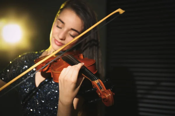 Bella Giovane Donna Che Suona Violino Camera Oscura Concentrarsi Portata — Foto Stock