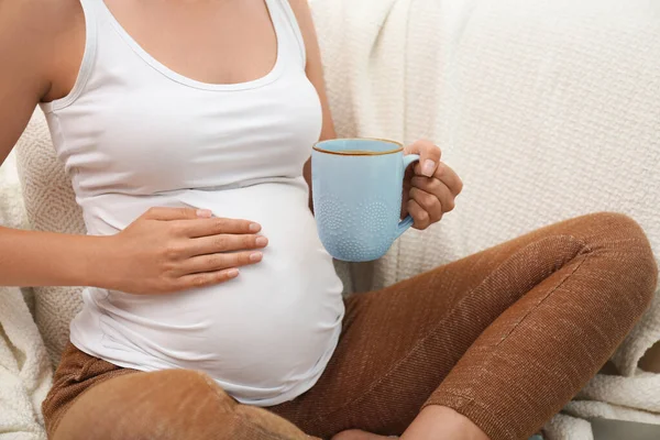 Donna Incinta Che Beve Casa Primo Piano — Foto Stock