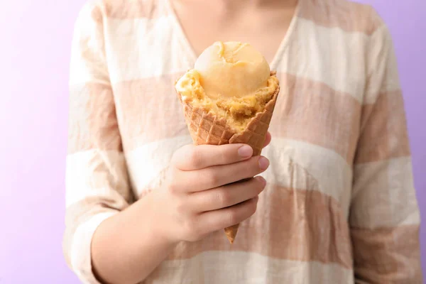 Γυναίκα Κρατώντας Κίτρινο Παγωτό Στο Κώνο Γκοφρέτα Βιολετί Φόντο Closeup — Φωτογραφία Αρχείου