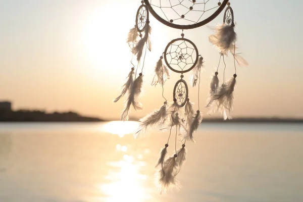 Hermoso Atrapasueños Hecho Mano Cerca Del Río Atardecer Espacio Para — Foto de Stock