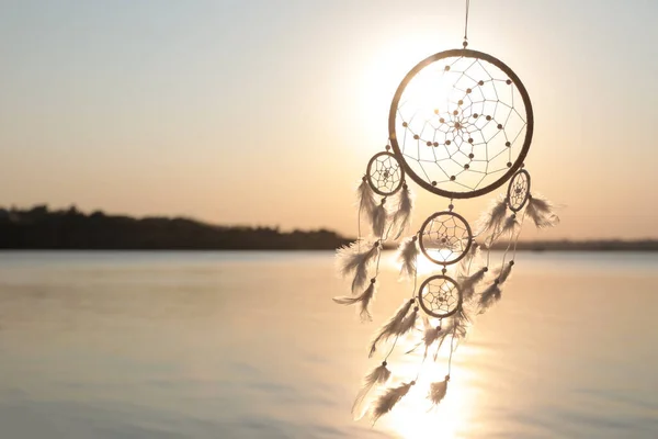 Hermoso Atrapasueños Hecho Mano Cerca Del Río Atardecer Espacio Para —  Fotos de Stock