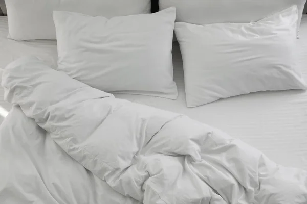 Viele Weiche Kissen Und Decken Auf Großem Bequemen Bett — Stockfoto