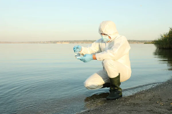 Científico Traje Protección Química Con Matraz Cónico Tomando Muestra Río — Foto de Stock