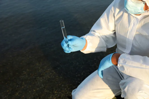 Scienziato Tuta Protettiva Chimica Con Provetta Che Preleva Campioni Dal — Foto Stock