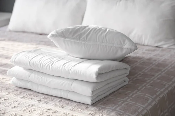 Gefaltete Saubere Decke Und Kopfkissen Auf Dem Bett Zimmer — Stockfoto