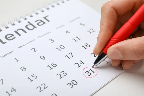 Woman Marking Date Calendar Closeup New Year Countdown — Stock Photo, Image