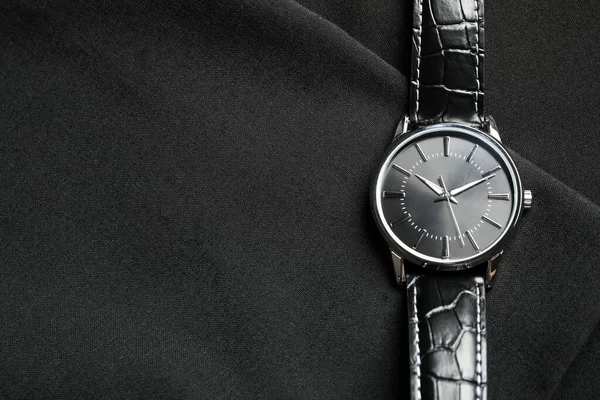 Luxus Armbanduhr Auf Schwarzem Stoff Draufsicht Raum Für Text — Stockfoto