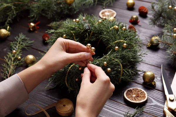 Çiçekçi Siyah Ahşap Masada Güzel Noel Çelengi Yapıyor Yakın Plan — Stok fotoğraf