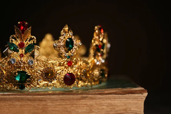 Красива Золота Корона Старій Книзі Чорному Тлі Крупним Планом Фантастичний — стокове фото
