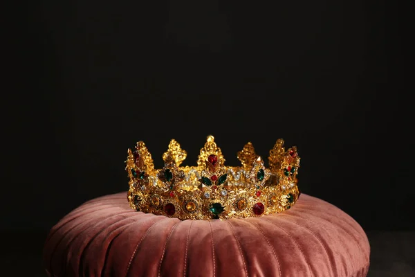 ピンクベルベットの枕の上に美しい黄金の王冠 ファンタジーアイテム — ストック写真